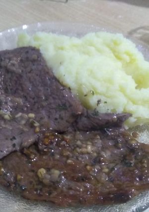 Una foto de Carne de milanesa con provenzal con papa puré
