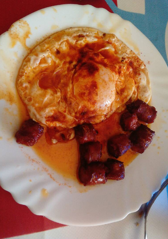Una foto de Chistorra al infieno con huevo frito