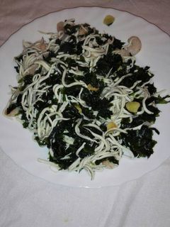Una foto de Revuelto de gulas y wakame