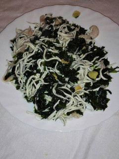 Una foto de Revuelto de gulas y wakame
