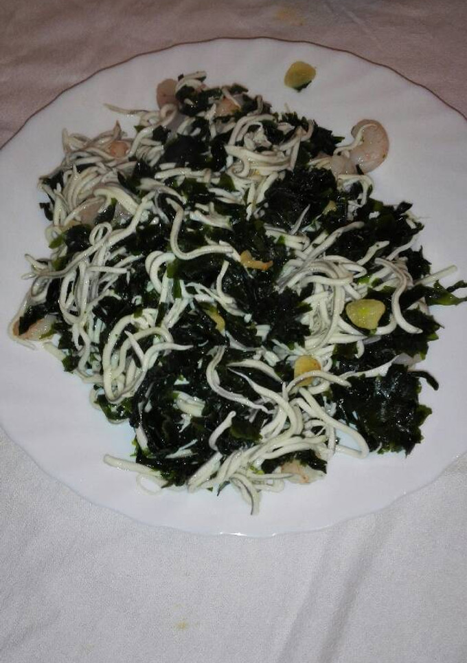 Una foto de Revuelto de gulas y wakame