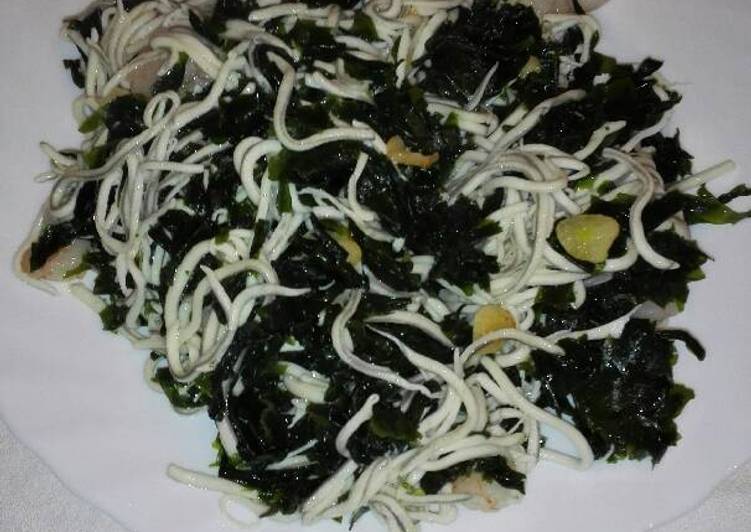 Revuelto de gulas y wakame