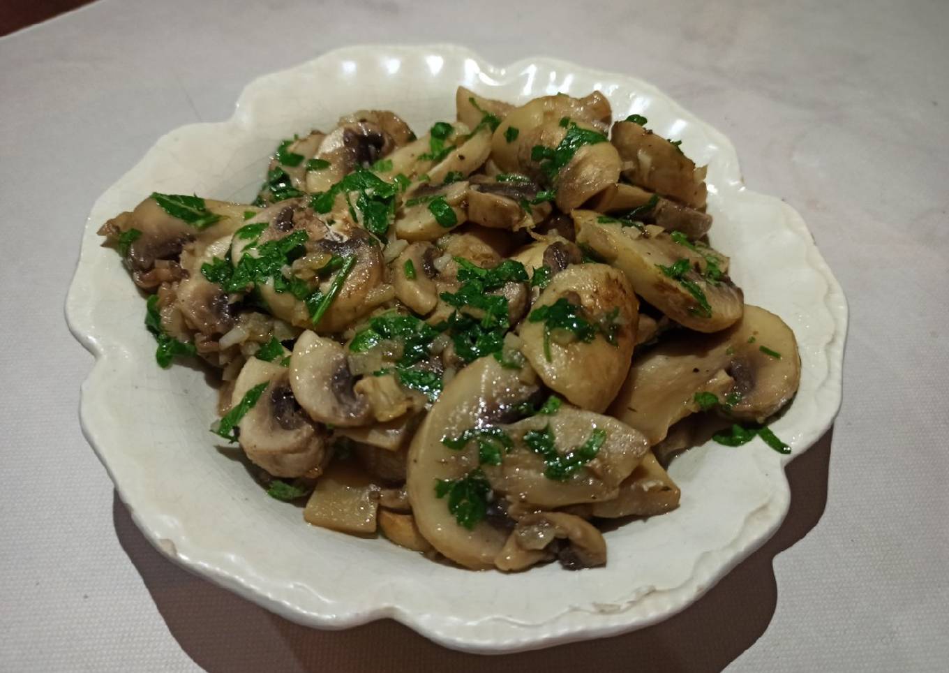 Champiñones al ajillo