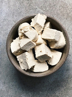 Una foto de Tofu casero. Receta vegana fácil de 2 ingredientes