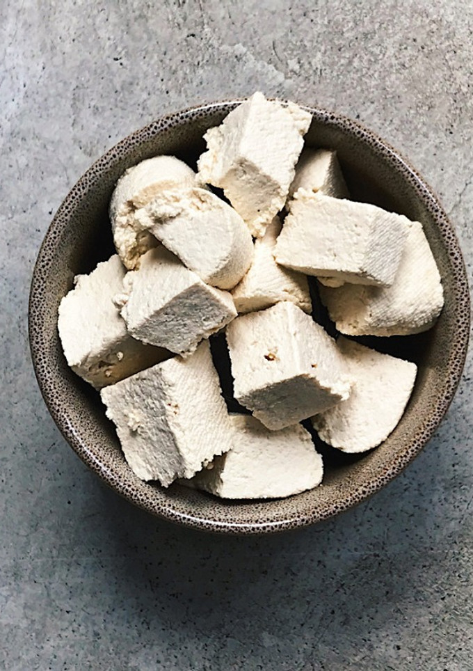 Una foto de Tofu casero. Receta vegana fácil de 2 ingredientes