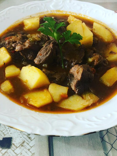 Una foto de Ternera estofada con patatas al estilo de mi madre