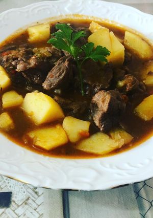 Una foto de Ternera estofada con patatas al estilo de mi madre
