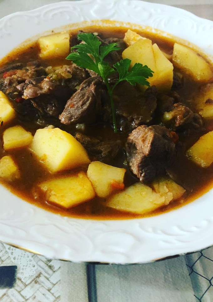 Una foto de Ternera estofada con patatas al estilo de mi madre