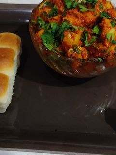 લસણીયા બટાકા (Lasaniya Bataka Recipe In Gujarati) રેસીપી મુખ્ય ફોટો