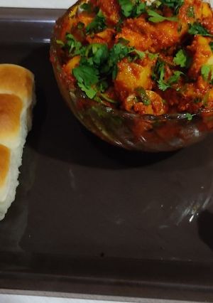લસણીયા બટાકા (Lasaniya Bataka Recipe In Gujarati) રેસીપી મુખ્ય ફોટો