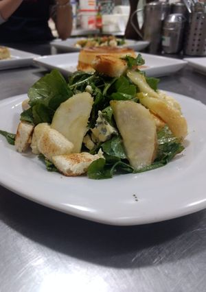 Una foto de Ensalada verde con pera y queso azul