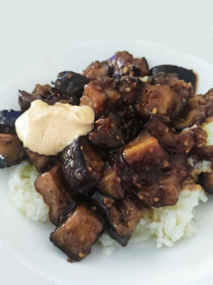 Una foto de Berenjenas teriyaki con mayonesa de tikka curry