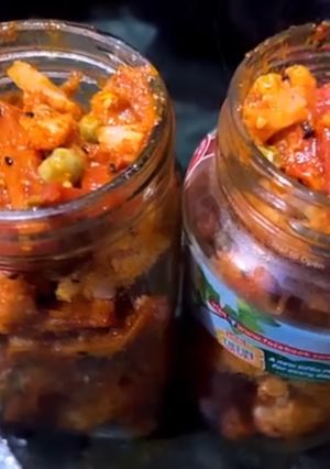 गाजर और गोभी का इंस्टेंट अचार रेसिपी मुख्य फोटो