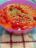Gazpacho tradicional de bote con queso y orégano