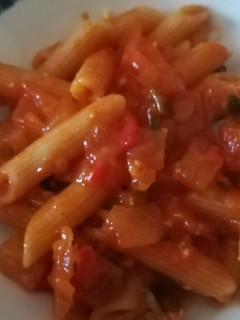 Una foto de Macarrones integrales con pisto
