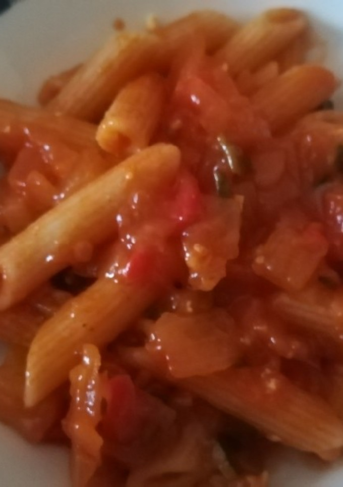 Una foto de Macarrones integrales con pisto