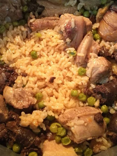 Una foto de Arroz con costillas y panceta, morcilla, guisantes