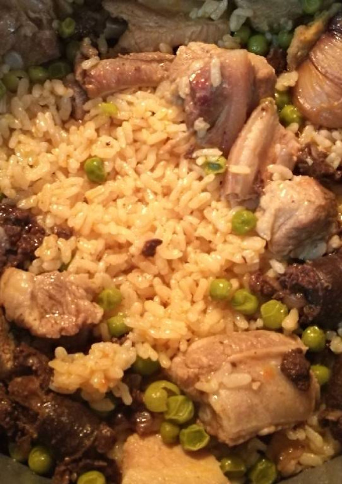 Una foto de Arroz con costillas y panceta, morcilla, guisantes