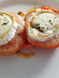 Una foto de Tomates con medallones de queso de cabra y albahaca