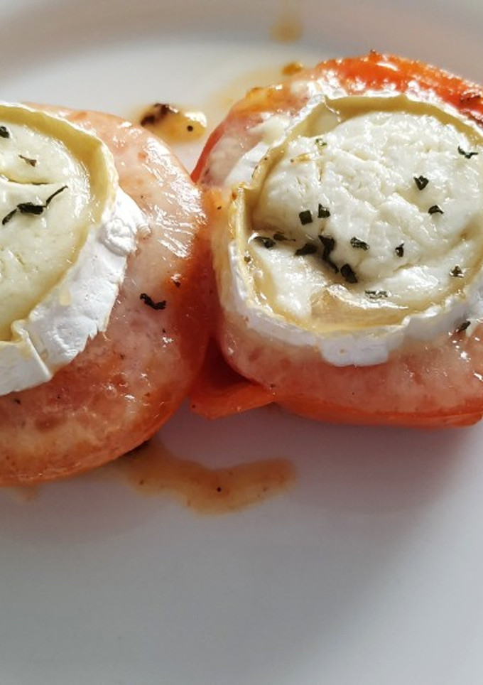 Una foto de Tomates con medallones de queso de cabra y albahaca