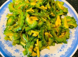 Hình của món Món khai vị - ăn chơi dễ làm, chay mặn đều dùng được: mướp đắng trộn gừng.