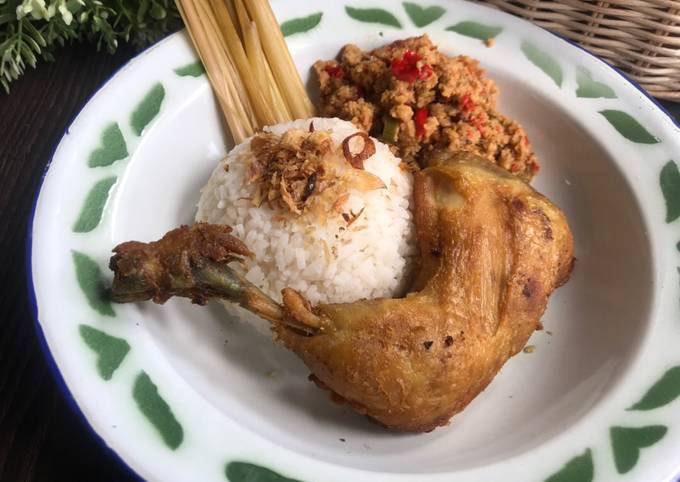 Resep Nasi uduk ayam goreng sambal oncom oleh Dewi Dapur  Cookpad