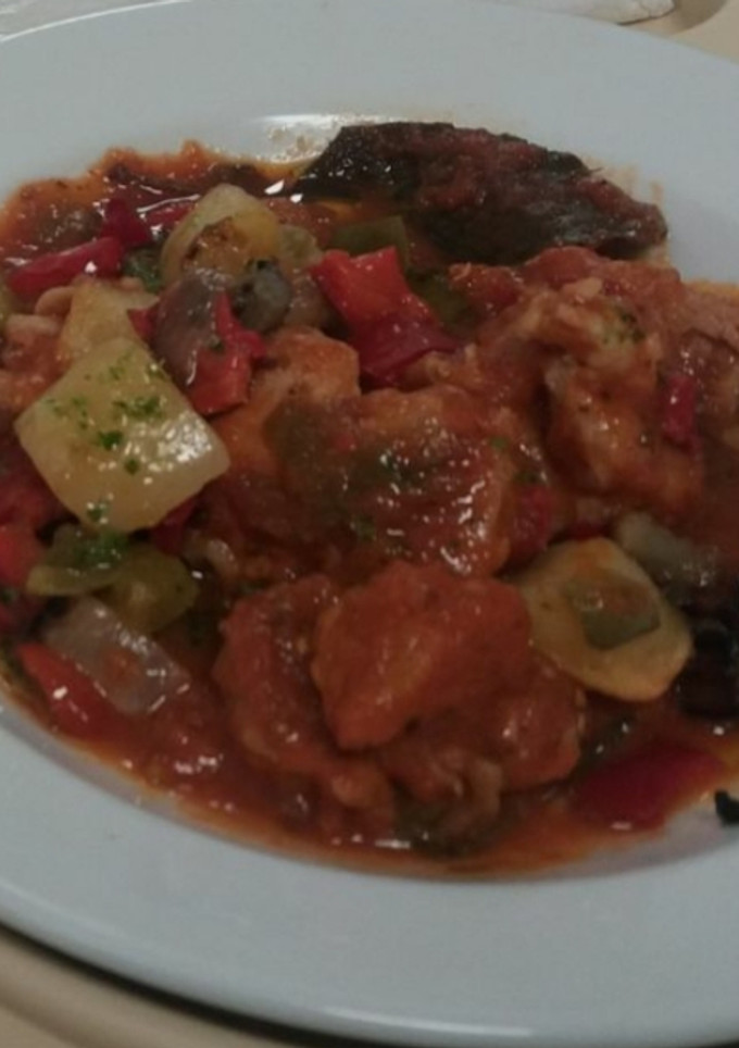 Una foto de Pisto con magro casero🍅🍆🥔🥒🐖🍷