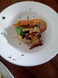 Una foto de Rissoto de boletus y gambas con un toque de ajo negro