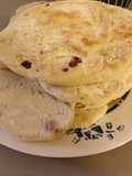 Petits pains turcs fourrés aux légumes et au fromage
