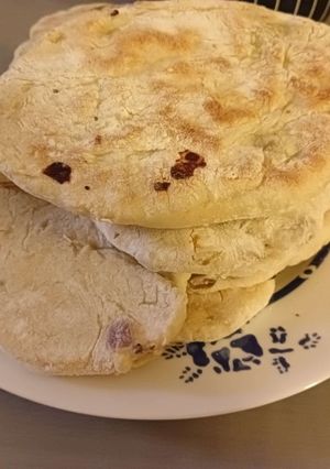 Une photo de Petits pains turcs fourrés aux légumes et au fromage