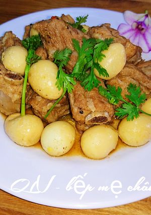 Hình của món Sườn non rim trứng cút.