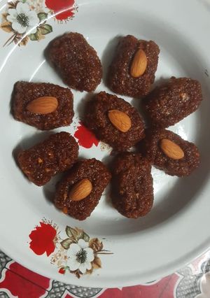 कोकोनट चिक्की (coconut chikki recipe in marathi) रेसिपी चे मुख्य फोटो 