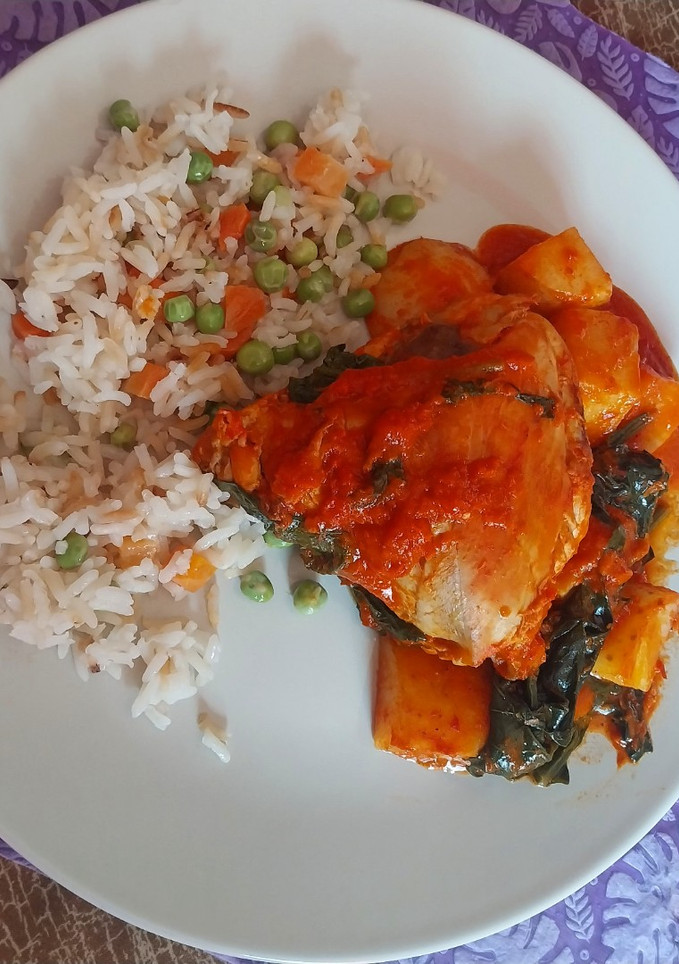 Una foto de 🍗🍅🌶️Pollo en adobo. 🍗🍅🌶️