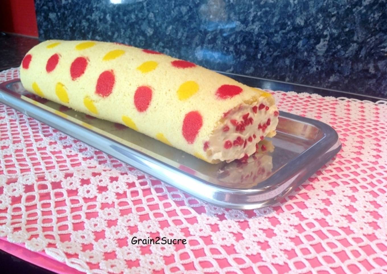 Gâteau roulé imprimé pois, mousse de citron et framboises