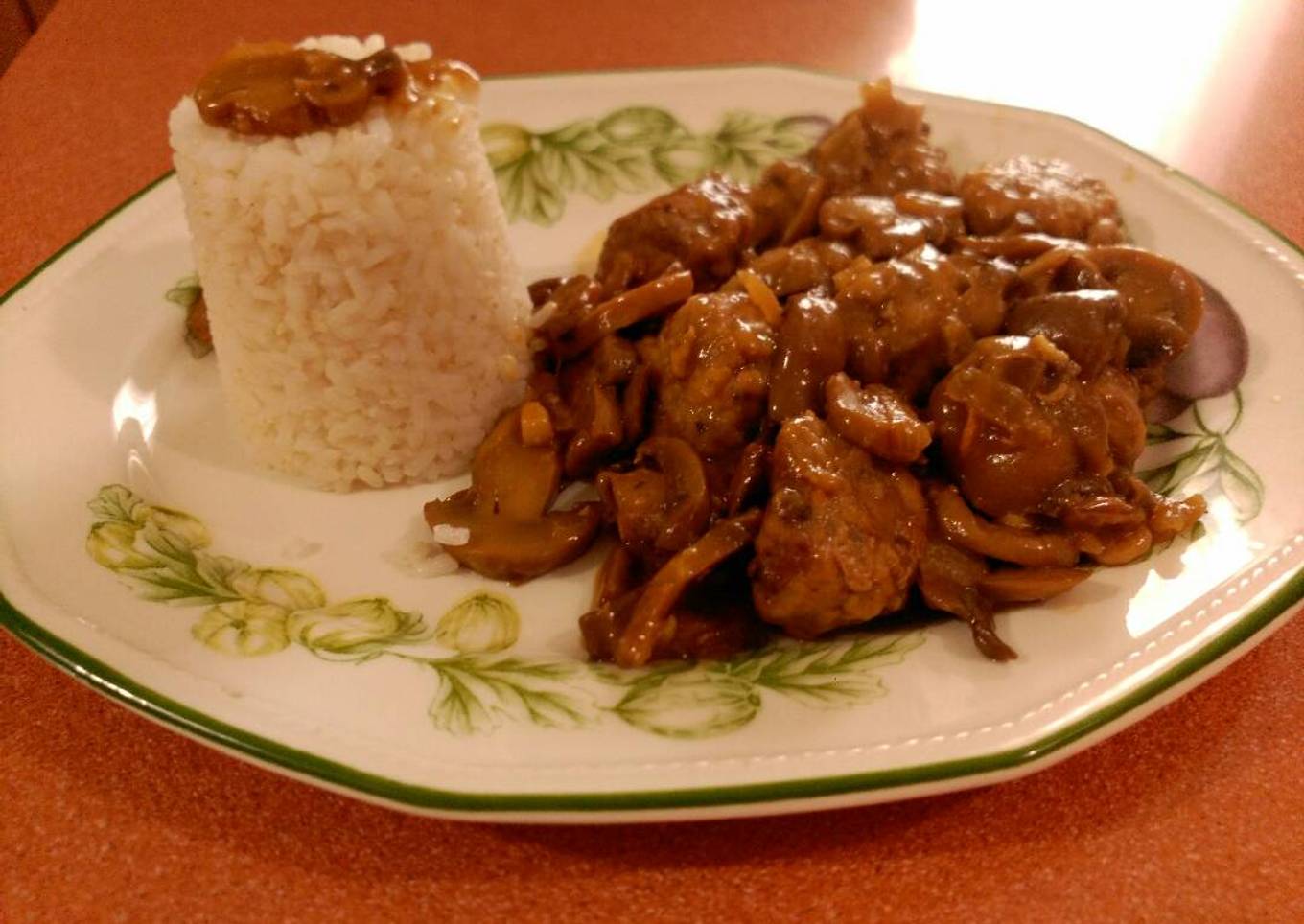 Albóndigas al horno rellenas de jamón con salsa de champiñones