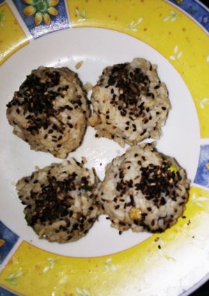 Una foto de Bolitas de arroz con atún