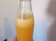 Una foto de jugos de durazno