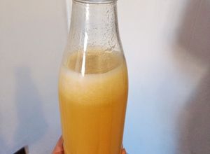 Una foto de Jugo natural de durazno heladito, con agua purificada