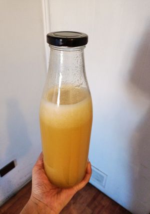 Una foto de Jugo natural de durazno heladito, con agua purificada