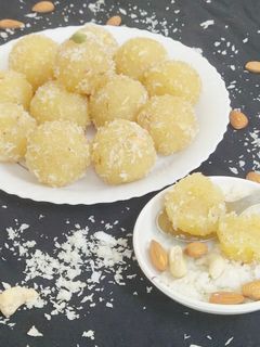 सूजी और नारियल के लड्डू (Suji aur nariyal ke ladoo recipe in Hindi) रेसिपी मुख्य फोटो