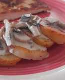 Papas doradas con crema de champiñones
