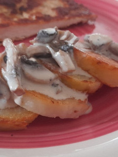 Una foto de Papas doradas con crema de champiñones