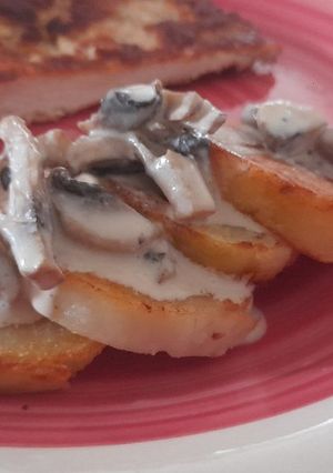 Una foto de Papas doradas con crema de champiñones