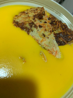 Una foto de Crema de calabaza y zanahoria con tortita de zanahoria y manzana 🍎🥕🍏
