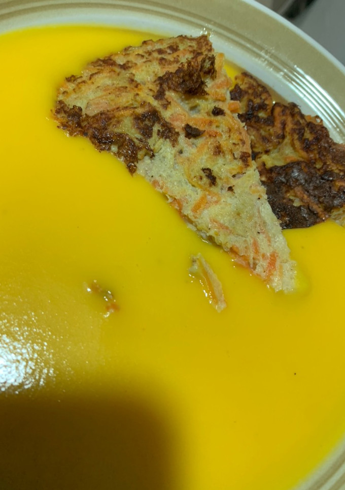 Una foto de Crema de calabaza y zanahoria con tortita de zanahoria y manzana 🍎🥕🍏
