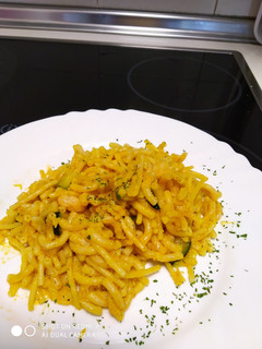 Una foto de Fideuá con bacalao y gambas😋