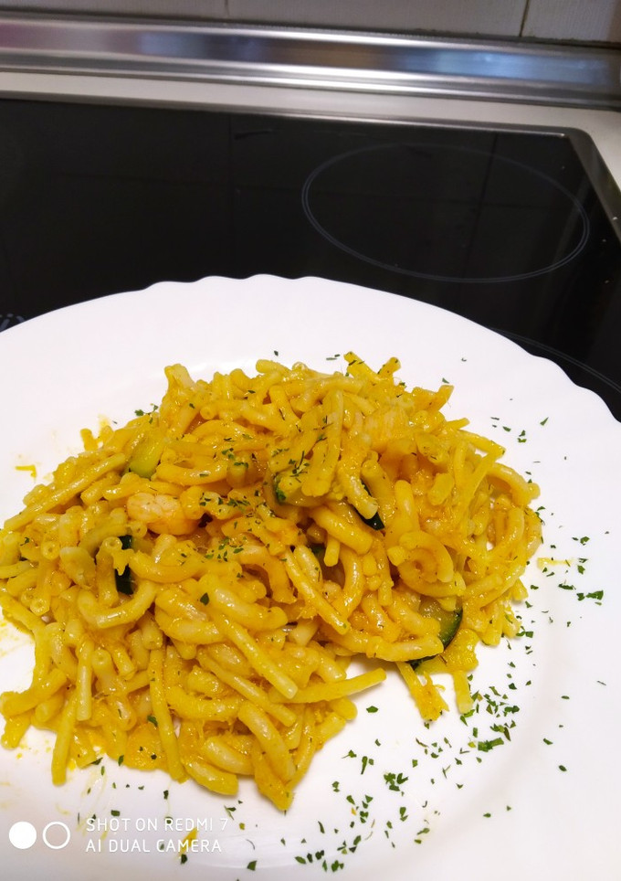 Una foto de Fideuá con bacalao y gambas😋