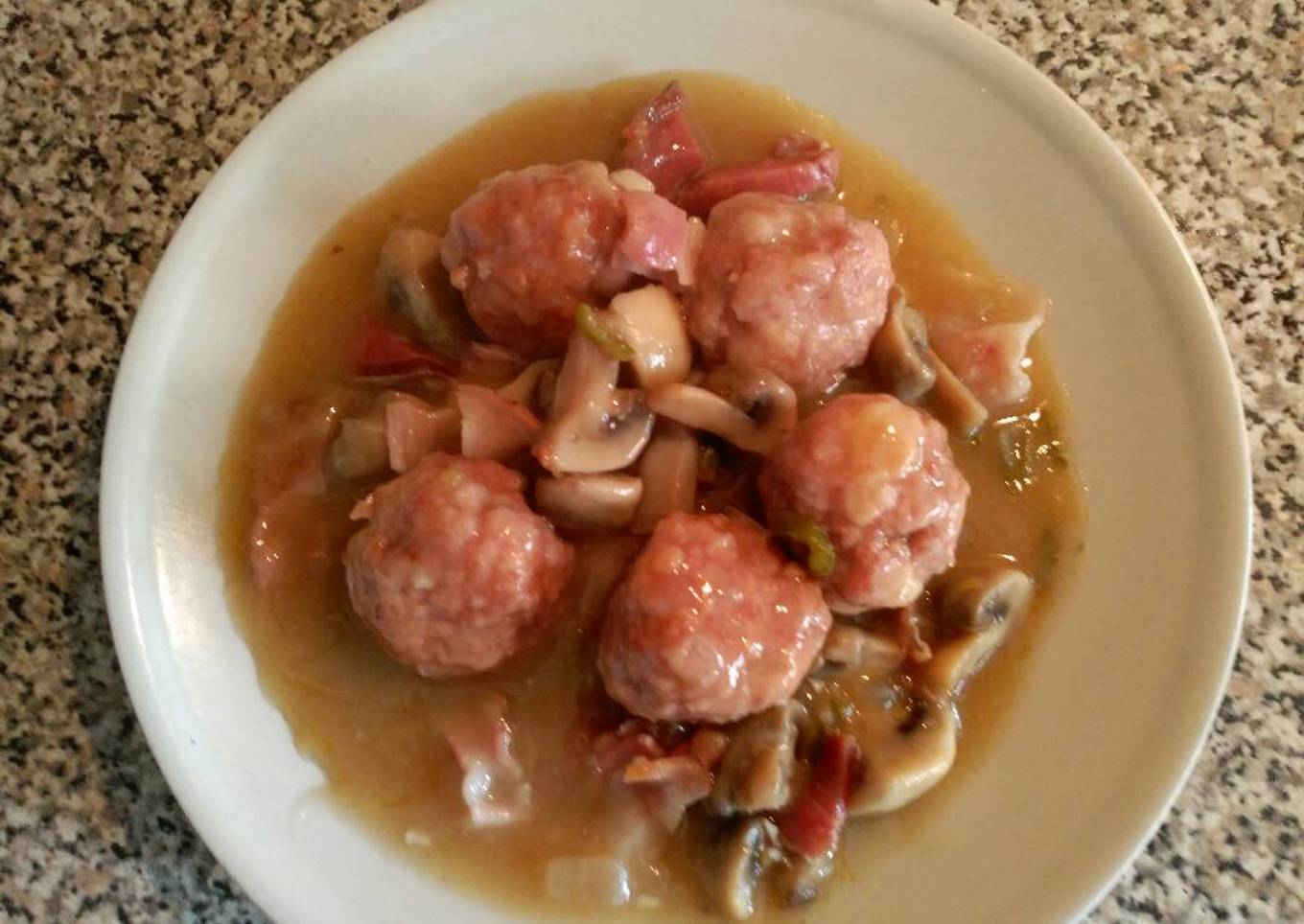 Albóndigas con champiñones jamón y bacon