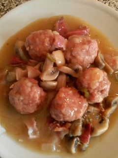 Una foto de Albóndigas con champiñones jamón y bacon