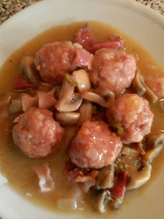 Una foto de Albóndigas con champiñones jamón y bacon